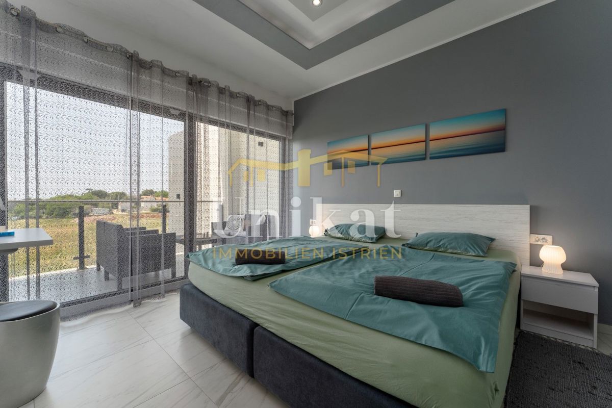 Moderna doppia villetta con piscina e vista mare